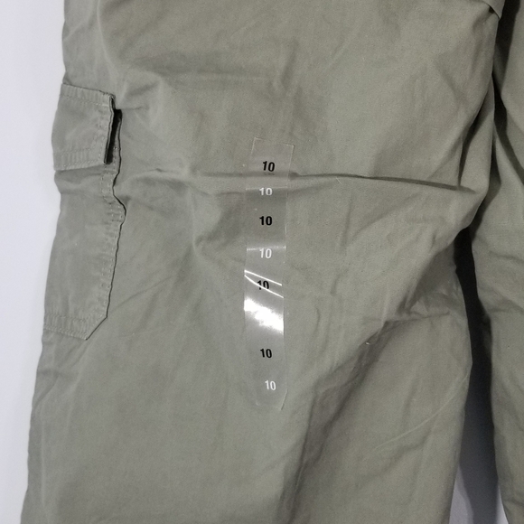 Izod Capri Pants NWT. Green. Size 10. Lightweight. Retail: $45. Measures - Picture 6 of 9